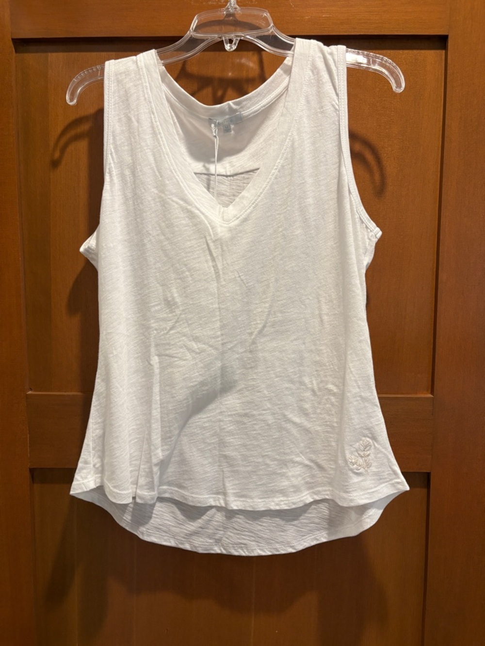 Women's White V-Neck Sleeveless Slub Tank Top with Embroidered Flower NWT